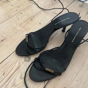 Elegant Black Heels with Gold Detailing